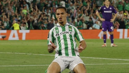 记者：目前贝蒂斯仍未与曼联就安东尼转会达成协议，但还在努力