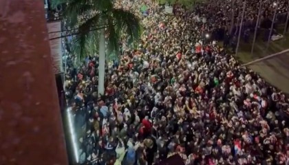 时隔十六年再度晋级世界杯，巴拉圭街头夜晚万人空巷进行庆祝