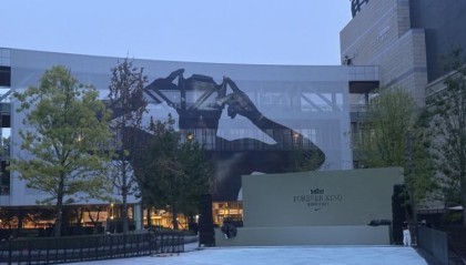 詹姆斯成都站宠粉！品牌方为排队球迷送上伴手礼惊喜